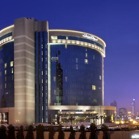 Mövenpick Hotel Al Khobar Exteriör bild The hotel at night