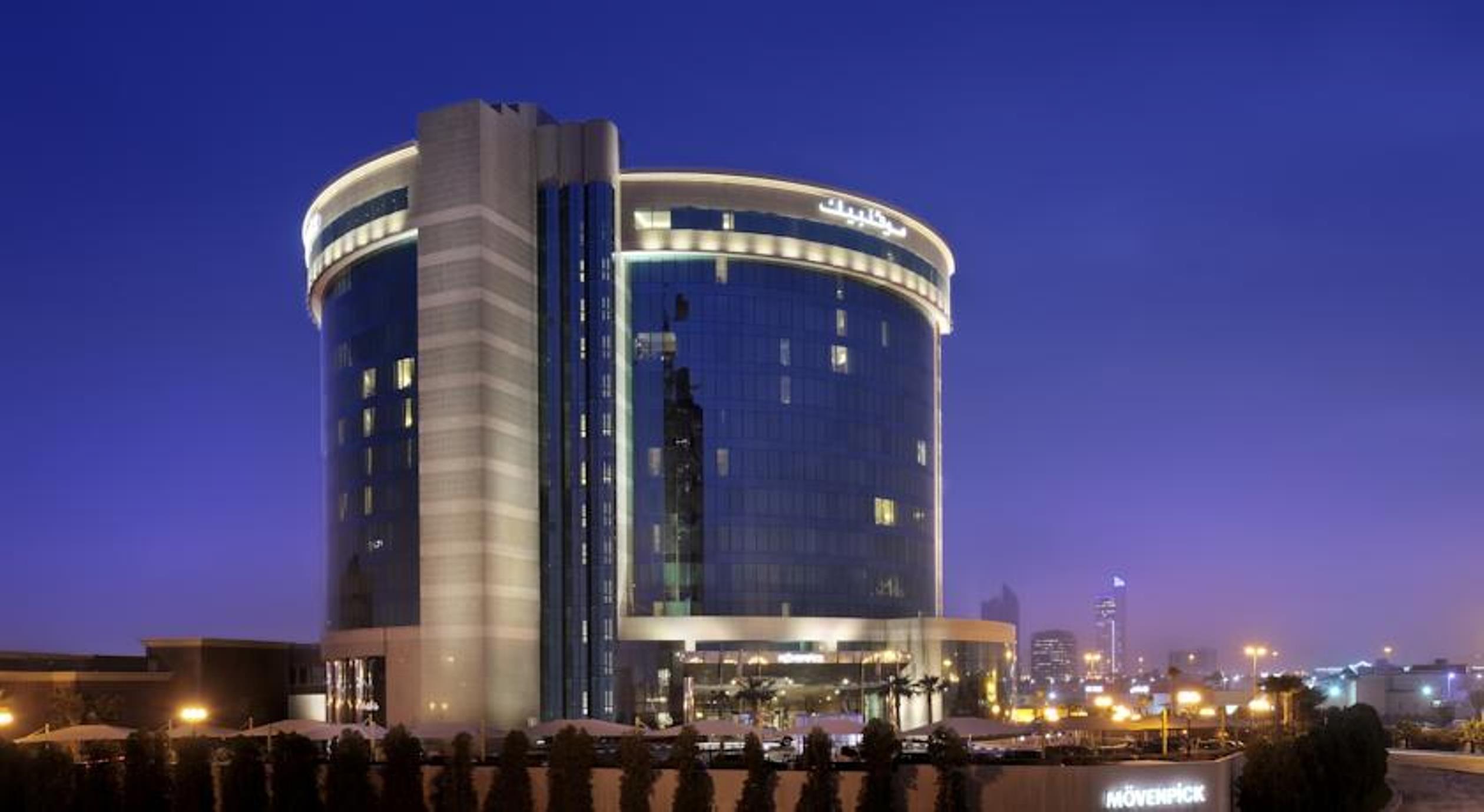 Mövenpick Hotel Al Khobar Exteriör bild The hotel at night