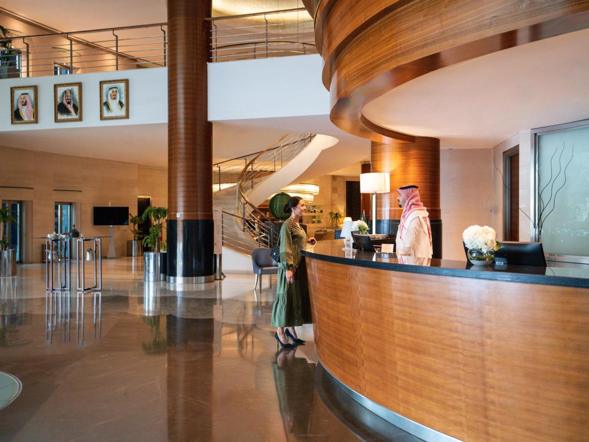 Mövenpick Hotel Al Khobar Exteriör bild Lobby