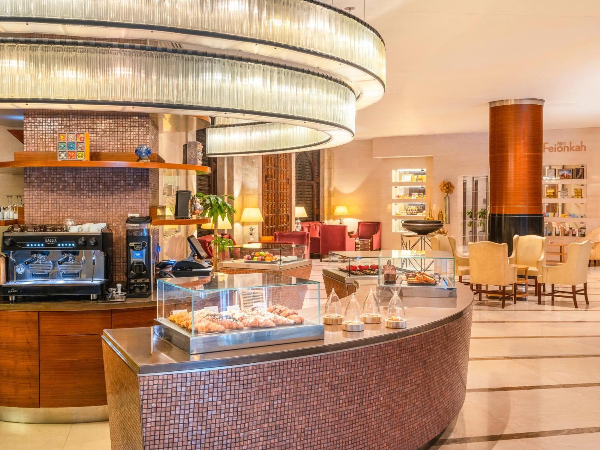 Mövenpick Hotel Al Khobar Exteriör bild The lobby lounge