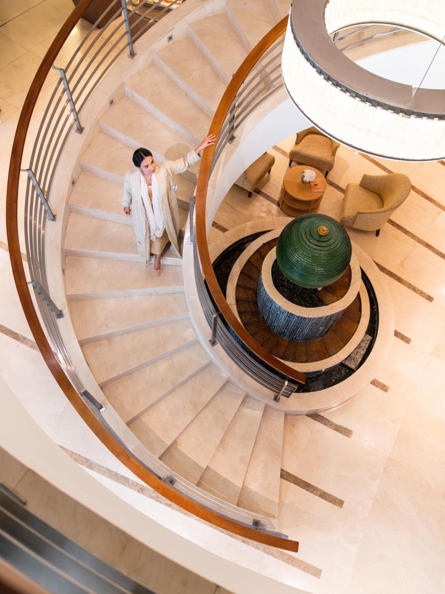 Mövenpick Hotel Al Khobar Exteriör bild The staircase