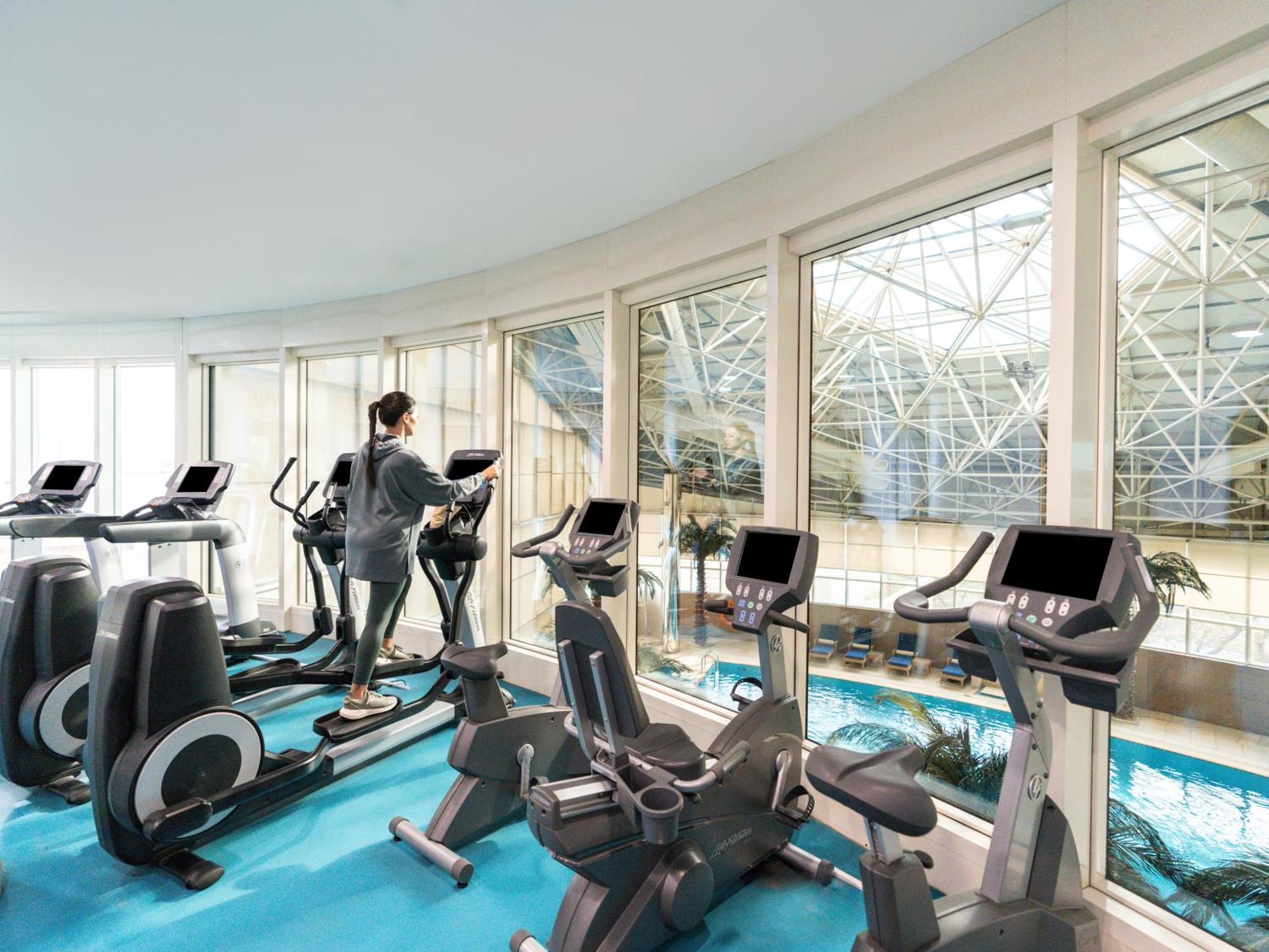 Mövenpick Hotel Al Khobar Exteriör bild The gym at the hotel