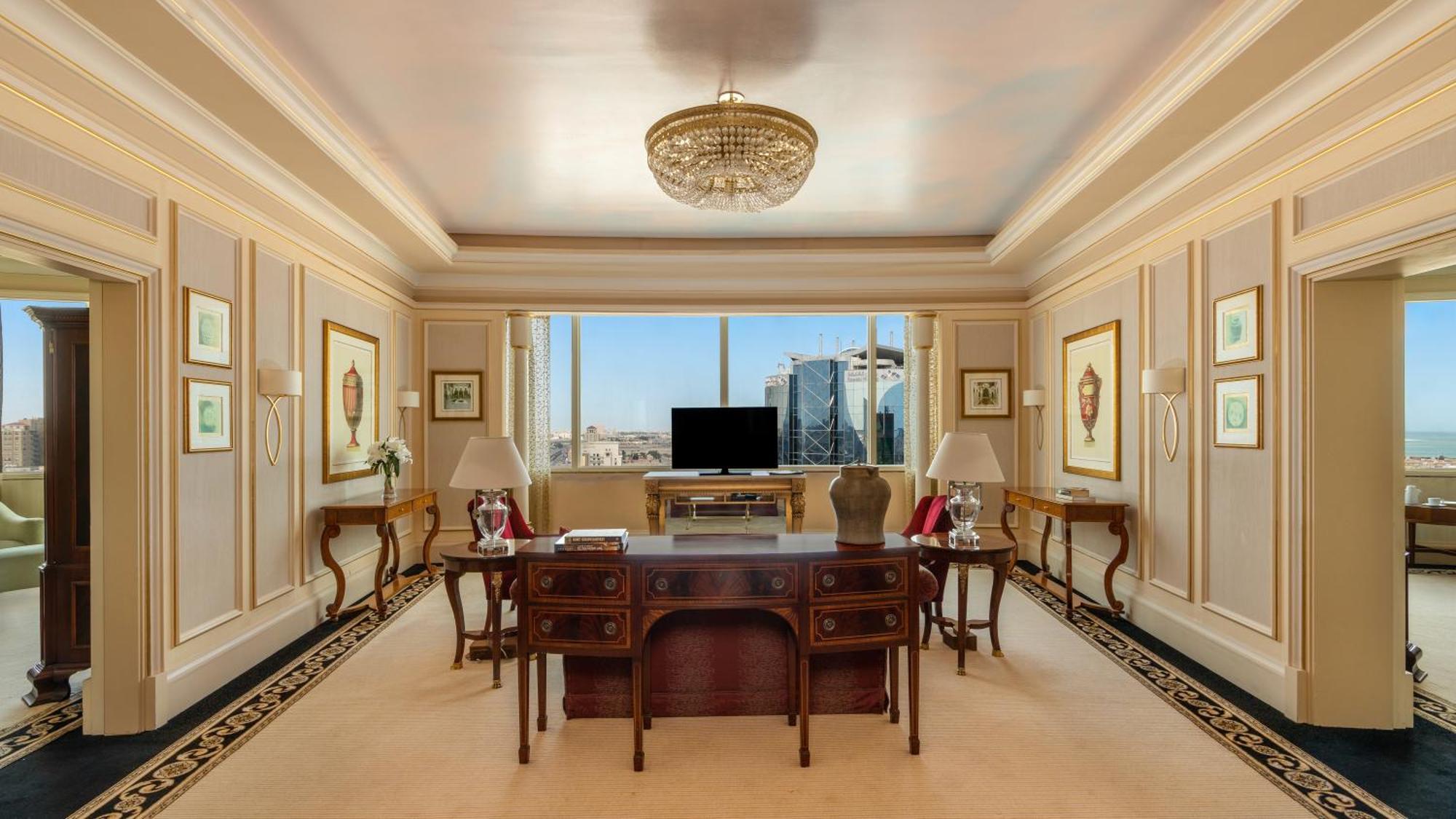 Mövenpick Hotel Al Khobar Exteriör bild The study of a Presidential Suite