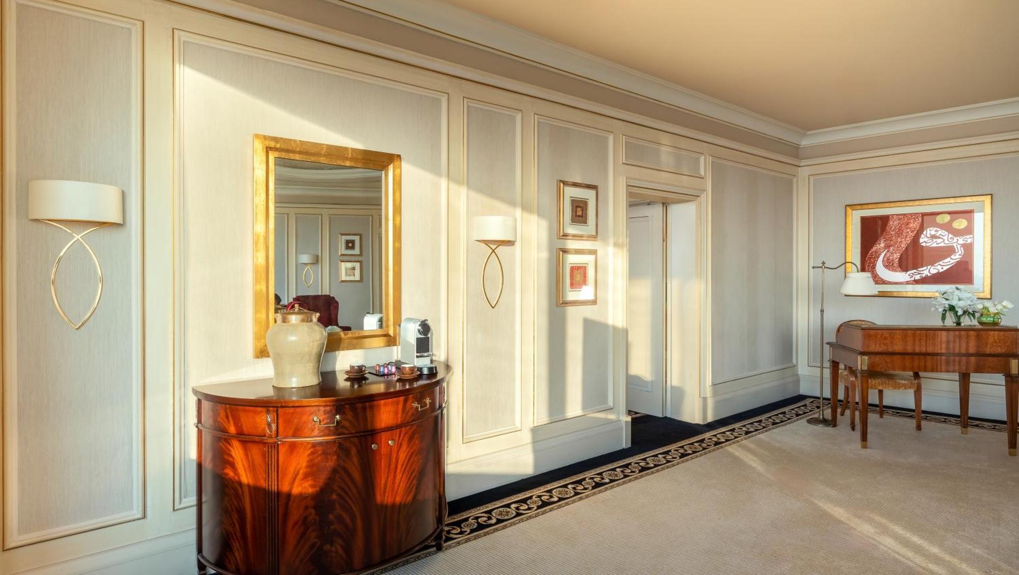 Mövenpick Hotel Al Khobar Exteriör bild A suite at the Waldorf Astoria Berlin