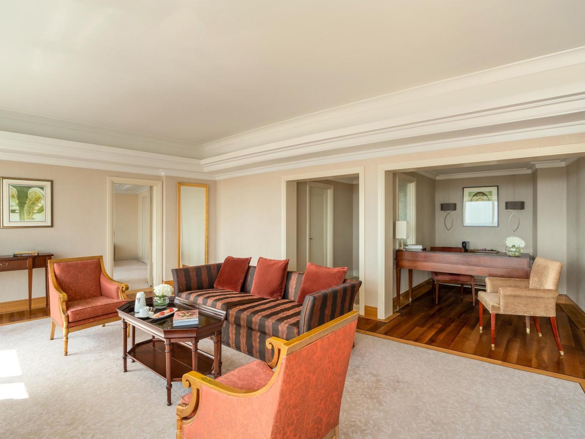 Mövenpick Hotel Al Khobar Exteriör bild A suite at the InterContinental