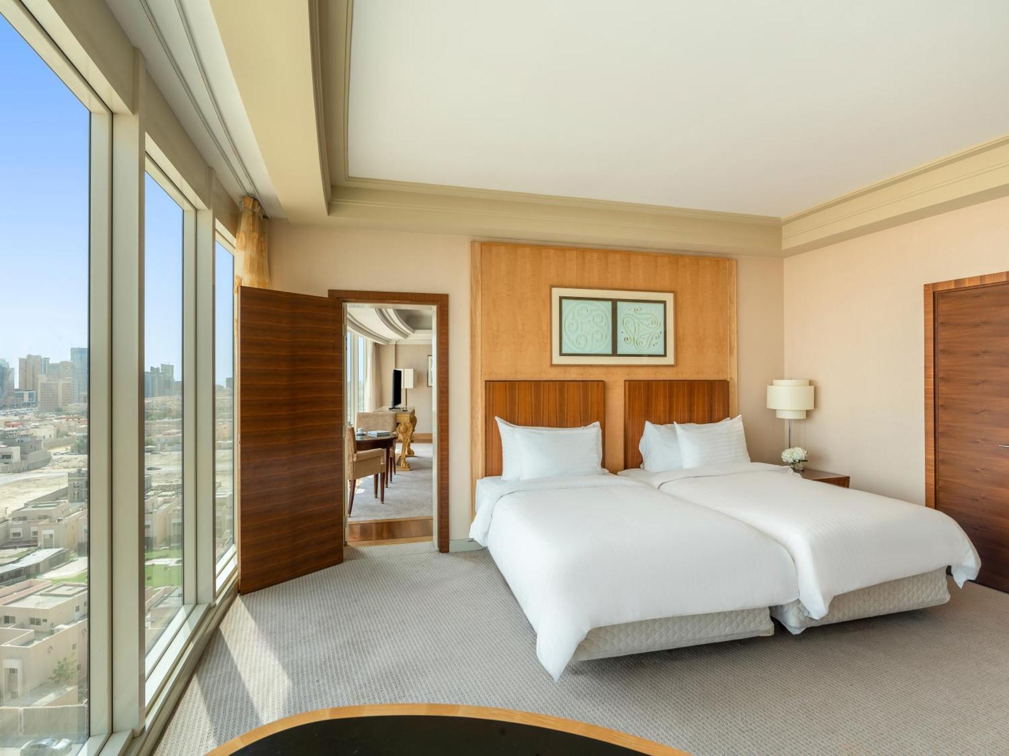 Mövenpick Hotel Al Khobar Exteriör bild A bedroom at the hotel