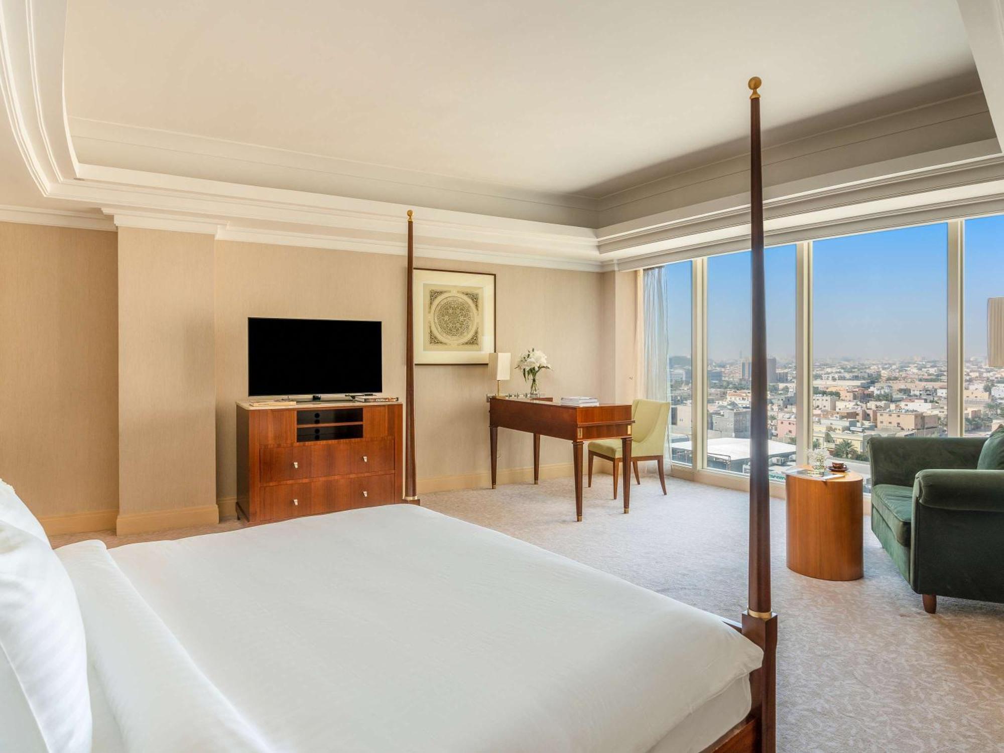 Mövenpick Hotel Al Khobar Exteriör bild Deluxe Suite